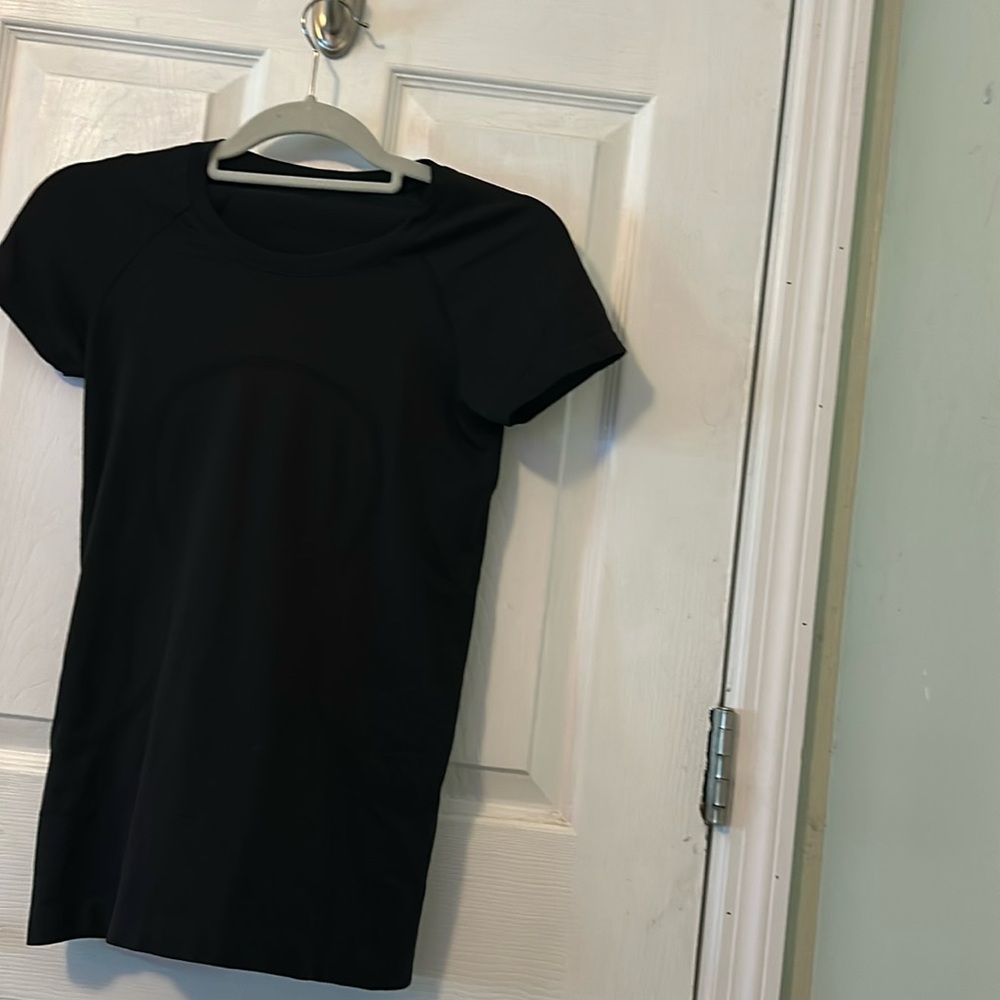 Black lululemon swiftly tech size 2/4